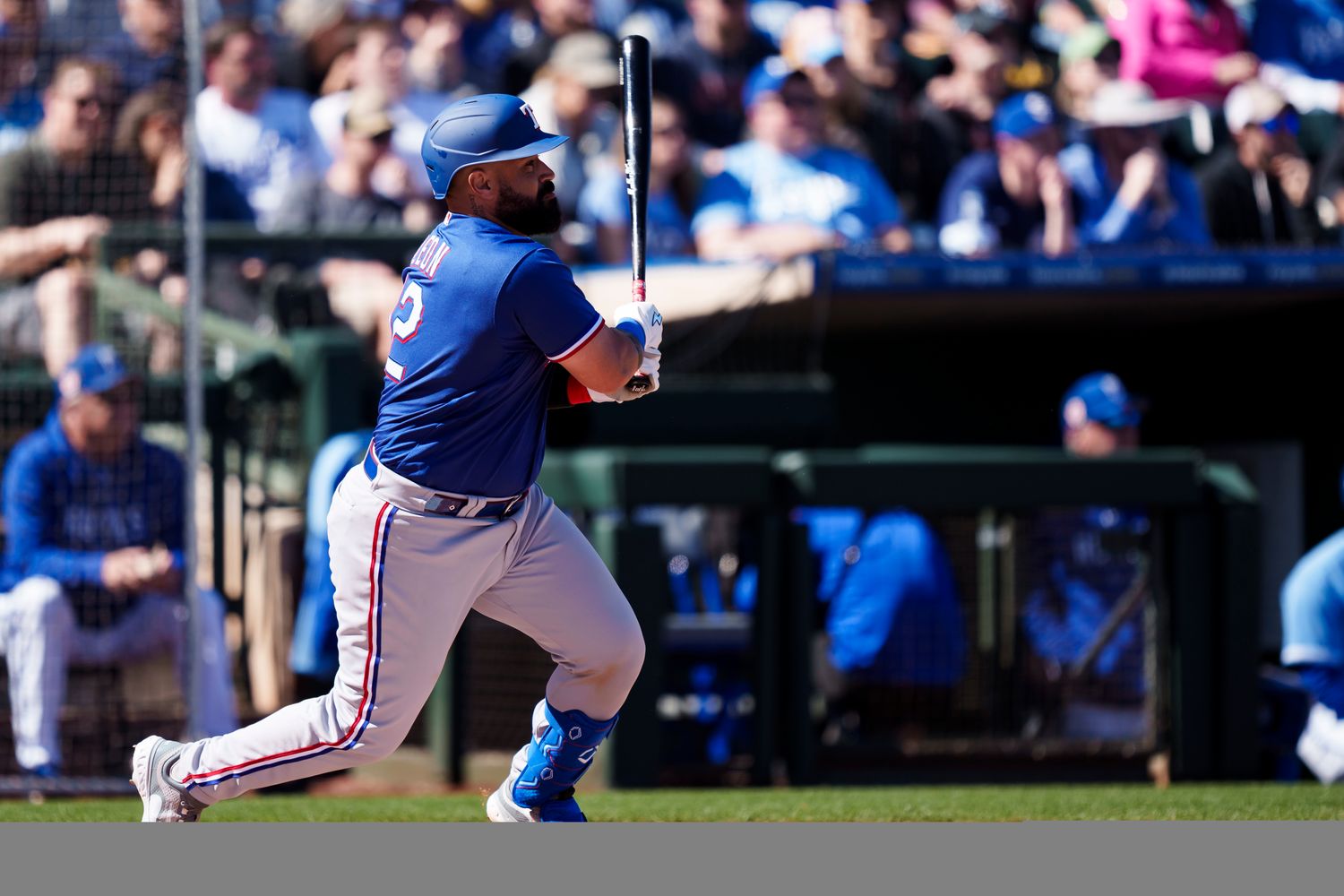The Kansas City Royals signed former Texas Rangers catcher Sandy Leon to a minor league deal with an invitation to big league camp 
